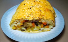 Картофельный рулет с овощами в духовке