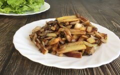 Жареный картофель с вешенками на сковороде