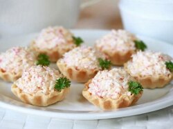 Тарталетки с крабовым мясом и сыром