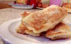 Яичный рулет с сэндвичами и запеченными яблоками