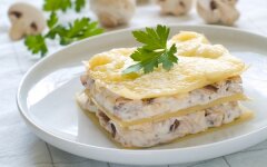 Лазанья с куриной грудкой и шампиньонами