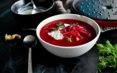 Красный вегетарианский борщ с овощами