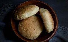 Дрожжевые лепешки со сметаной на сковороде