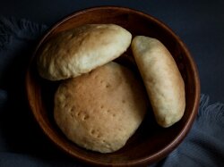 Дрожжевые лепешки со сметаной на сковороде