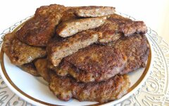 Оладьи из куриной печени с салом и рисом