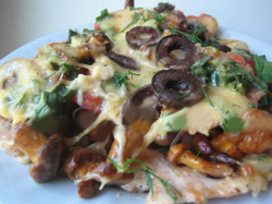 Куриное филе с грибами и маслинами в духовке