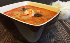 Острый тайский суп Том Ям с креветками