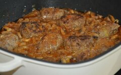 Мясные котлетки в луковом соусе