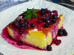 Творожная запеканка на сметане с ягодным соусом