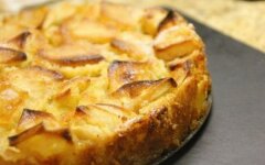 Яблочная шарлотка с медом в мультиварке