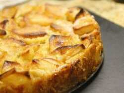 Яблочная шарлотка с медом в мультиварке