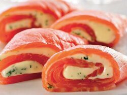 Закусочные рулеты из семги с сырной начинкой