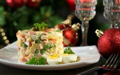 Настоящий новогодний Оливье с колбасой