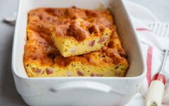 Ленивый пирог с сосисками и сыром на кефире