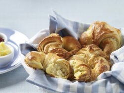 Рогалики из дрожжевого слоеного теста с творогом