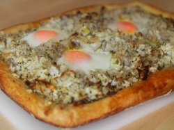 Открытый пирог с рисово-рыбной начинкой