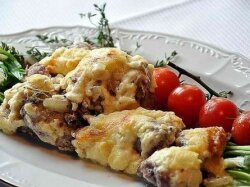 Мясо по-французски со сливками и пармезаном