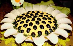 Салат «Подсолнух» с курицей, грибами и ананасом