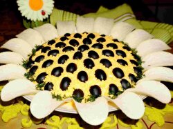 Салат «Подсолнух» с курицей, грибами и ананасом