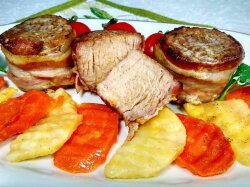Свиные медальоны с помидорами и сыром в беконе