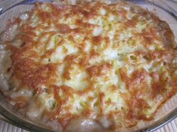 Куриное филе под картофелем и сыром в духовке