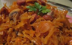 Тушеная капуста с колбасками и грибами