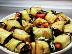 Рулетики из баклажанов со сметанным соусом