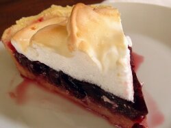 Песочный пирог с ягодами и меренгой