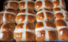 Английские крестовые булочки с изюмом и глазурью