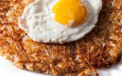 Хашбраун с беконом и яйцом на завтрак