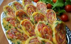 Закусочный рулет из сыра с красной рыбой