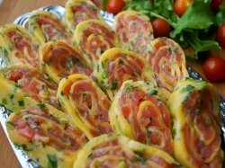 Закусочный рулет из сыра с красной рыбой