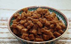 Ржаные сухарики с чесноком и приправами