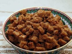 Ржаные сухарики с чесноком и приправами