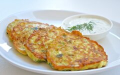 Простые оладьи из кабачков с сыром
