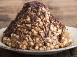 Торт «Муравейник» из печенья и сгущенки с грецкими орехами