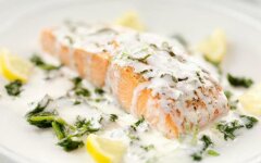 Горбуша с зеленью в сливочном соусе