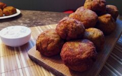 Картофельные шарики с зеленью и сметанно-чесночным соусом