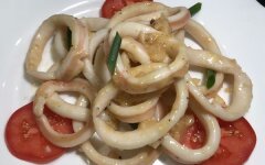 Кальмары с корочкой в сливочном соусе