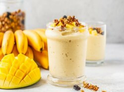 Смузи из манго, бананов и ананаса на ореховом молоке