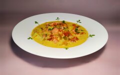 Сливочный суп с красной рыбой, помидорами и картофелем