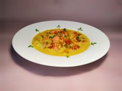 Сливочный суп с красной рыбой, помидорами и картофелем