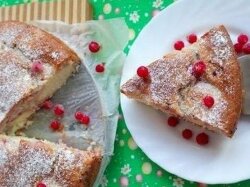 Заливной творожный пирог с красной смородиной