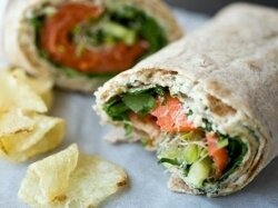 Ролл из лаваша с лососем и рукколой