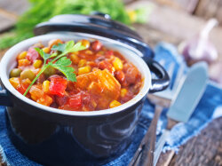 Рагу из говядины с баклажанами и цветной капустой в мультиварке