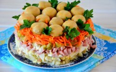 Салат «Лесная поляна» с копченой курицей и картофелем
