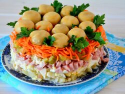 Салат «Лесная поляна» с копченой курицей и картофелем