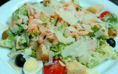 Салат «Цезарь» с креветками, кальмарами и гренками