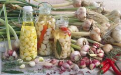 Маринованный чеснок с сушеным перцем чили