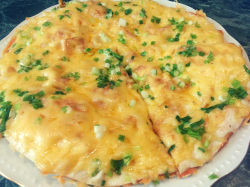 Лаваш с яйцом, сыром и зеленью на сковороде